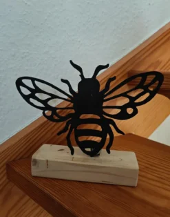 Deko-Standbild "Biene" aus Metall auf Holzsockel