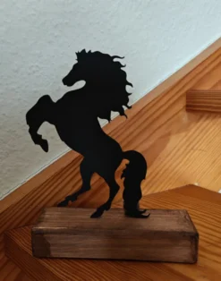 Deko-Standbild "Steigendes Pferd" aus Metall auf Holzsockel