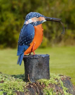 Gartenskulptur "Eisvogel mit Fisch"
