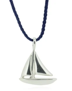 Großes Segelboot mit Takelgarn-Kette
