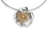 Heckenrose mit vergoldetem Blütenstempel und Kette