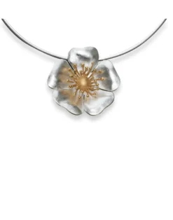 Heckenrose mit vergoldetem Blütenstempel und Kette